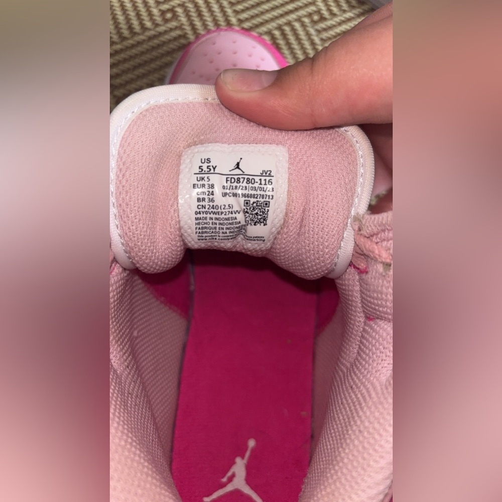 Nike Air Jordan White and Pink - Picture 5 of 9